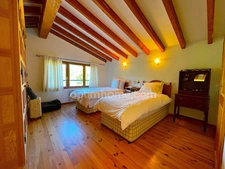Villa 4 chambres sur grand terrain avec piscine.