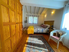 Villa 4 chambres sur grand terrain avec piscine.