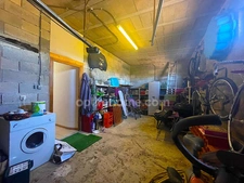 Maison de village avec garage et terrasse.