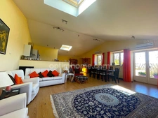 Maison de village avec garage et terrasse.