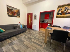 Maison de village avec terrasse.