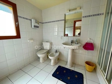 Villa 4 chambres sur grand terrain avec piscine.