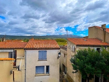 Maison de village avec terrasse.