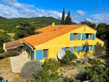 Villa 4 chambres sur grand terrain avec piscine.