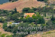 Villa 4 chambres sur grand terrain avec piscine.