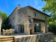 Maison 3 chambres sur grand terrain.