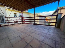 Maison de village avec terrasse.