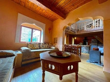 Maison de village avec terrasse.