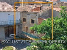 Maison de village avec terrasse.