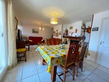 Maison de village avec garage et terrasse.