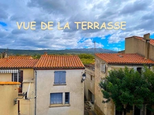 Maison de village avec terrasse.