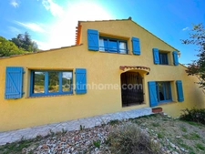 Villa 4 chambres sur grand terrain avec piscine.