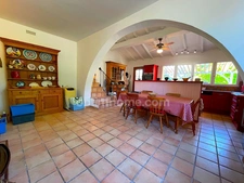 Villa 4 chambres sur grand terrain avec piscine.