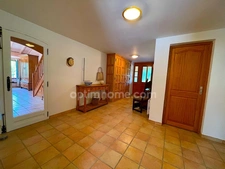 Villa 4 chambres sur grand terrain avec piscine.
