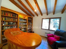 Villa 4 chambres sur grand terrain avec piscine.