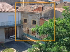 Maison de village avec terrasse.