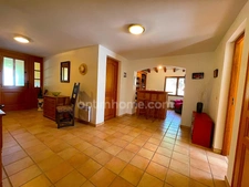 Villa 4 chambres sur grand terrain avec piscine.