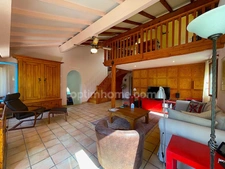 Villa 4 chambres sur grand terrain avec piscine.