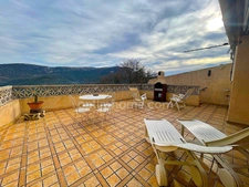 Maison de village avec garage et terrasse.