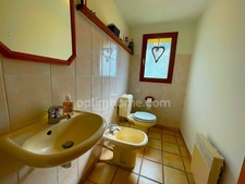 Villa 4 chambres sur grand terrain avec piscine.