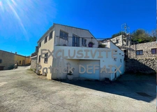 Maison de village avec garage et terrasse.