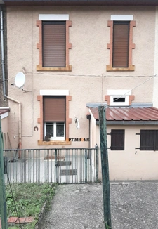 HERSERANGE, PROCHE DU LUXEMBOURG ET DE LA BELGIQUE, MAISON DE VILLE MITOYENNE DE 80 M² + COMBLES A AMENAGER + CAVES + TERRASSE + JARDIN 