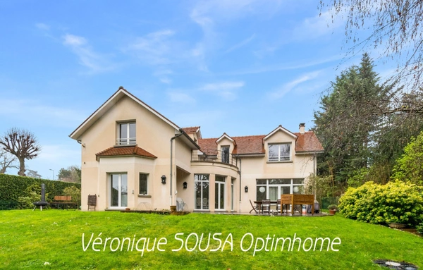 Trés belle maison familiale lumineuse -4 chambres dont 3 suites – écoles et gare à pied 