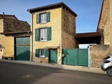 Maison en pierre avec terrasse, cour intérieure et grand sous-sol – Vertaizon