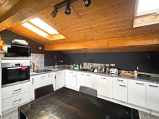 Maison en pierre avec terrasse, cour intérieure et grand sous-sol – Vertaizon