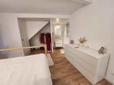 Maison d'habitation + studio + local commercial 