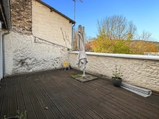 Maison en pierre avec terrasse, cour intérieure et grand sous-sol – Vertaizon