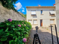 Maison à vendre 7 pièces - 180 m² - Extérieurs - 2 garages à VERTAIZON (63)