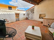 Maison vigneronne rénovée avec cachet – 3 chambres – Terrasse + dépendances – Chauriat