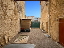 Maison en pierre avec terrasse, cour intérieure et grand sous-sol – Vertaizon