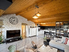 Maison en pierre avec terrasse, cour intérieure et grand sous-sol – Vertaizon