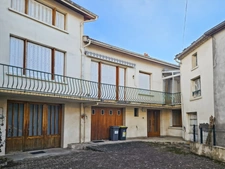 Maison à vendre 7 pièces - 180 m² - Extérieurs - 2 garages à VERTAIZON (63)