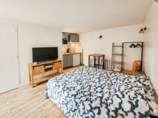 Maison d'habitation + studio + local commercial 