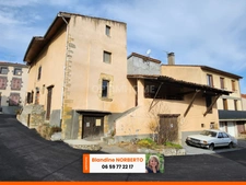 MAISON DE VILLAGE 4 CH + TERRASSE + DEPENDANCES A VERTAIZON