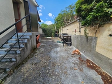 Maison à vendre 8 pièces - 6 chambres- terrain de 884 m2 - belle vue dégagée -LA ROCHE BLANCHE (63)