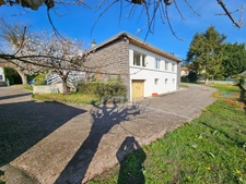 Maison 4 pièces -3 chambres- plusieurs garages -Beau terrain  2000 m2 - PERIGNAT LES SARLIEVE (63)