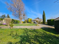 Maison 4 pièces -3 chambres- plusieurs garages -Beau terrain  2000 m2 - PERIGNAT LES SARLIEVE (63)