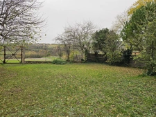 Terrain 1072 m2 avec grange aménageable- LA ROCHE BLANCHE (63670)