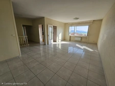 Maison 4 pièces -3 chambres- plusieurs garages -Beau terrain  2000 m2 - PERIGNAT LES SARLIEVE (63)