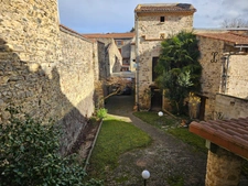 Superbe demeure de caractère en pierres – 220 m² habitables – Terrain, piscine, dépendances – CHAURIAT ( 63)