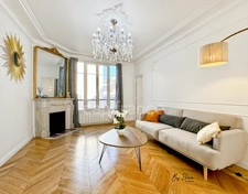 Raffiné 4 pièces Haussmannien rénové, au dernier étage avec ascenseur, sublimé par ses moulures, cheminées, parquet point de Hongrie et dressing, au cœur du 12ème
