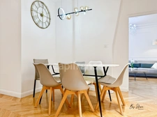 Raffiné 4 pièces Haussmannien rénové, au dernier étage avec ascenseur, sublimé par ses moulures, cheminées, parquet point de Hongrie et dressing, au cœur du 12ème