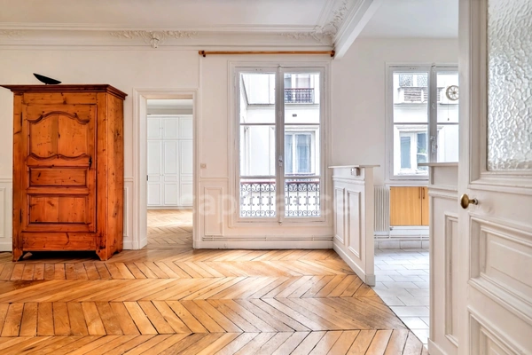 Appartement à vendre 4 pièces PARIS 9EME ARRONDISSEMENT (75) - Raffiné 4 pièces Haussmannien sublimé par ses moulures, cheminées, parquet, au coeur de la Nouvelle Athènes