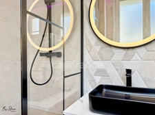 Raffiné 4 pièces Haussmannien rénové, au dernier étage avec ascenseur, sublimé par ses moulures, cheminées, parquet point de Hongrie et dressing, au cœur du 12ème