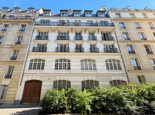Raffiné 4 pièces Haussmannien rénové, au dernier étage avec ascenseur, sublimé par ses moulures, cheminées, parquet point de Hongrie et dressing, au cœur du 12ème