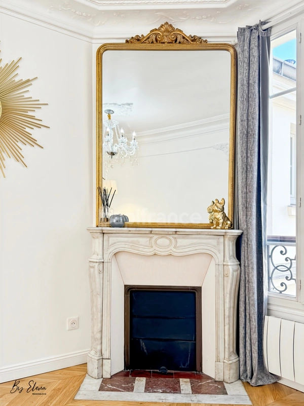 Raffiné 4 pièces Haussmannien rénové, au dernier étage avec ascenseur, sublimé par ses moulures, cheminées, parquet point de Hongrie et dressing, au cœur du 12ème